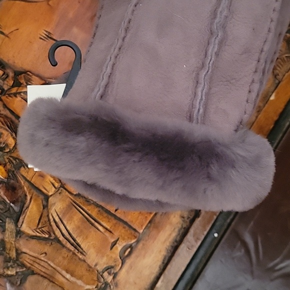 UGG Perforated shearling glove. Grey Sz: large Cold Weather Snow Boarding - Picture 12 of 13